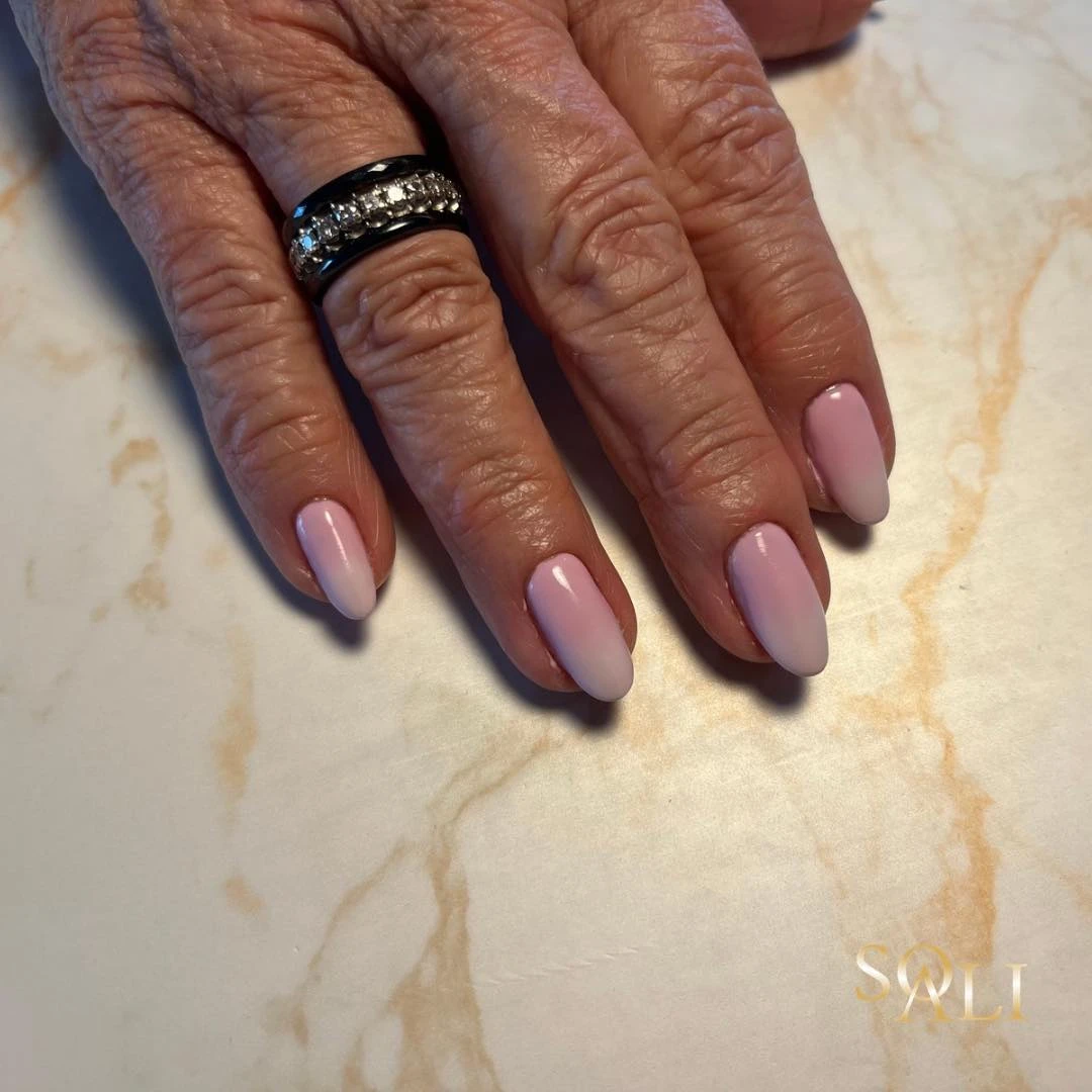Pose d'ongles baby boomer à l'Institut Soali à Rognonas